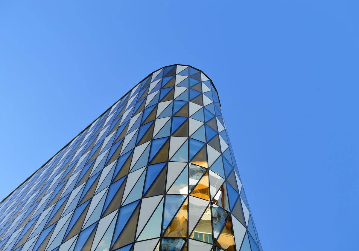 热刺对阵字母哥，CBA赛场竟出现争议判罚，现场观众激动